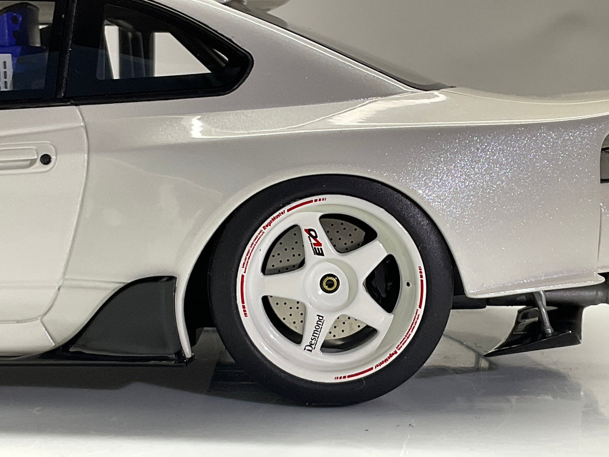  Dettaglio della ruota a cinque razze e della fiancata della Nissan Silvia S15 bianco perlato.
