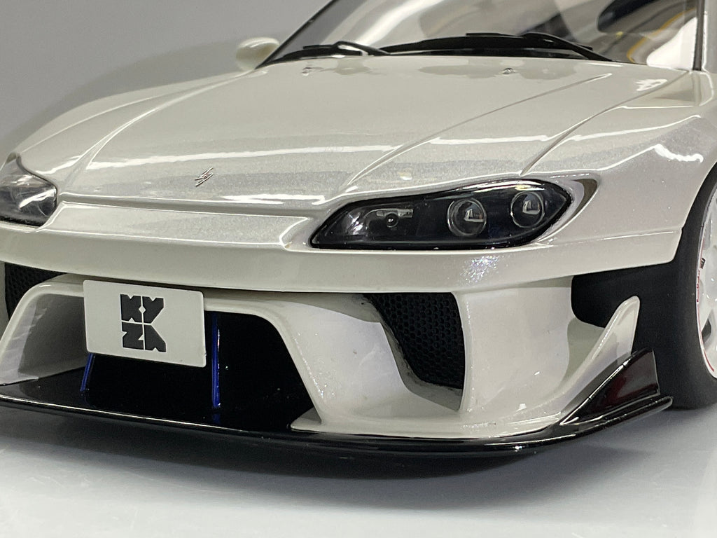 Dettaglio del faro e delle prese d’aria anteriori della Nissan Silvia S15 Khyzyl Saleem.