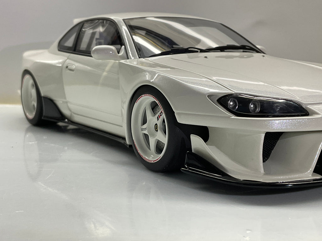 Vista anteriore a tre quarti del modellino Nissan Silvia S15 Khyzyl Saleem bianco perlato.