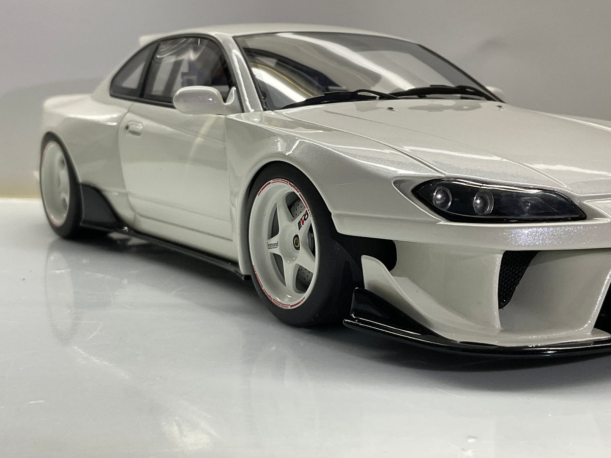 Vista anteriore a tre quarti del modellino Nissan Silvia S15 Khyzyl Saleem bianco perlato.