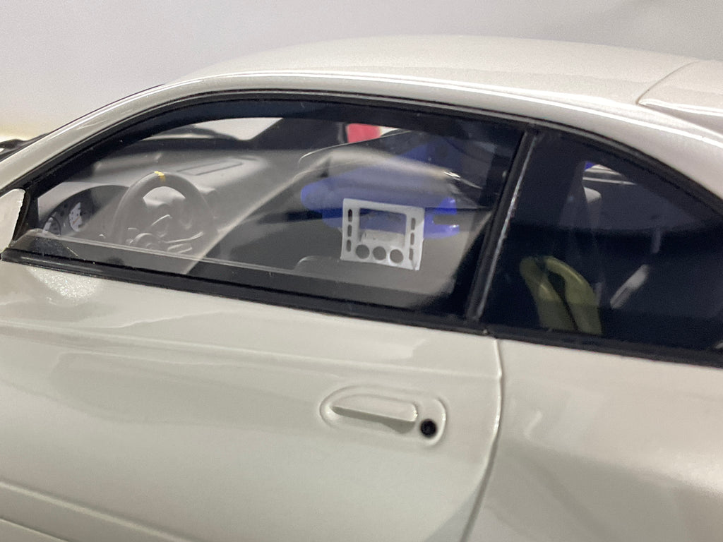  Dettaglio dell’abitacolo della Nissan Silvia S15 visto attraverso il finestrino laterale