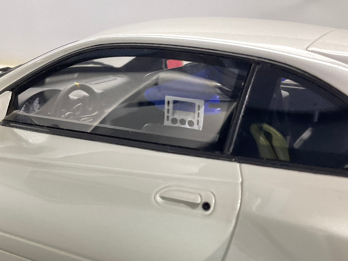  Dettaglio dell’abitacolo della Nissan Silvia S15 visto attraverso il finestrino laterale