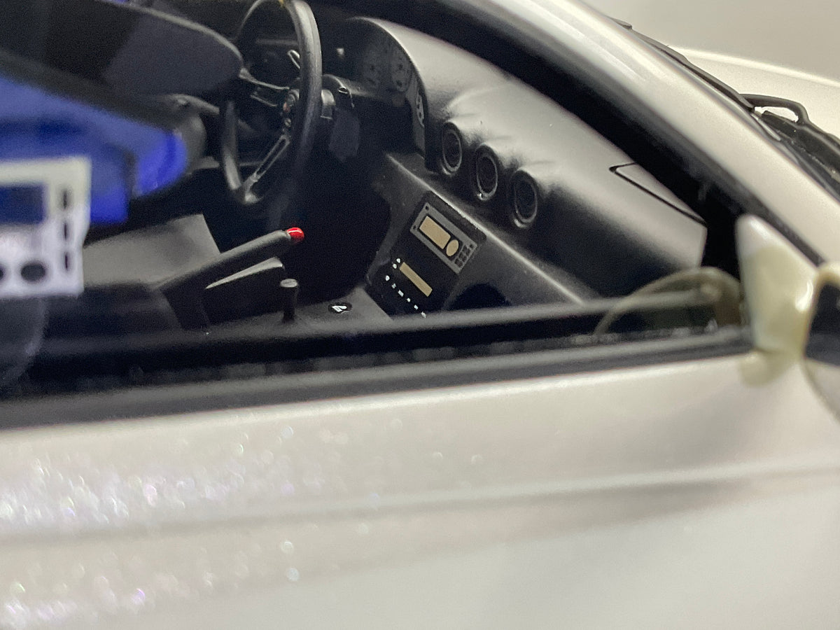 Dettaglio della plancia, del volante e del sedile della Nissan Silvia S15.