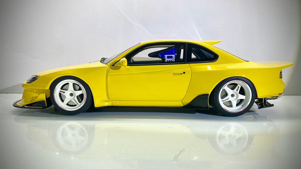 Kyosho Nissan Silvia S15 Khyzyl Saleem gialla, modellino visto di lato.