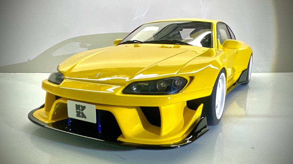 Nissan Silvia S15 Khyzyl Saleem gialla, vista anteriore a tre quarti dal lato opposto.