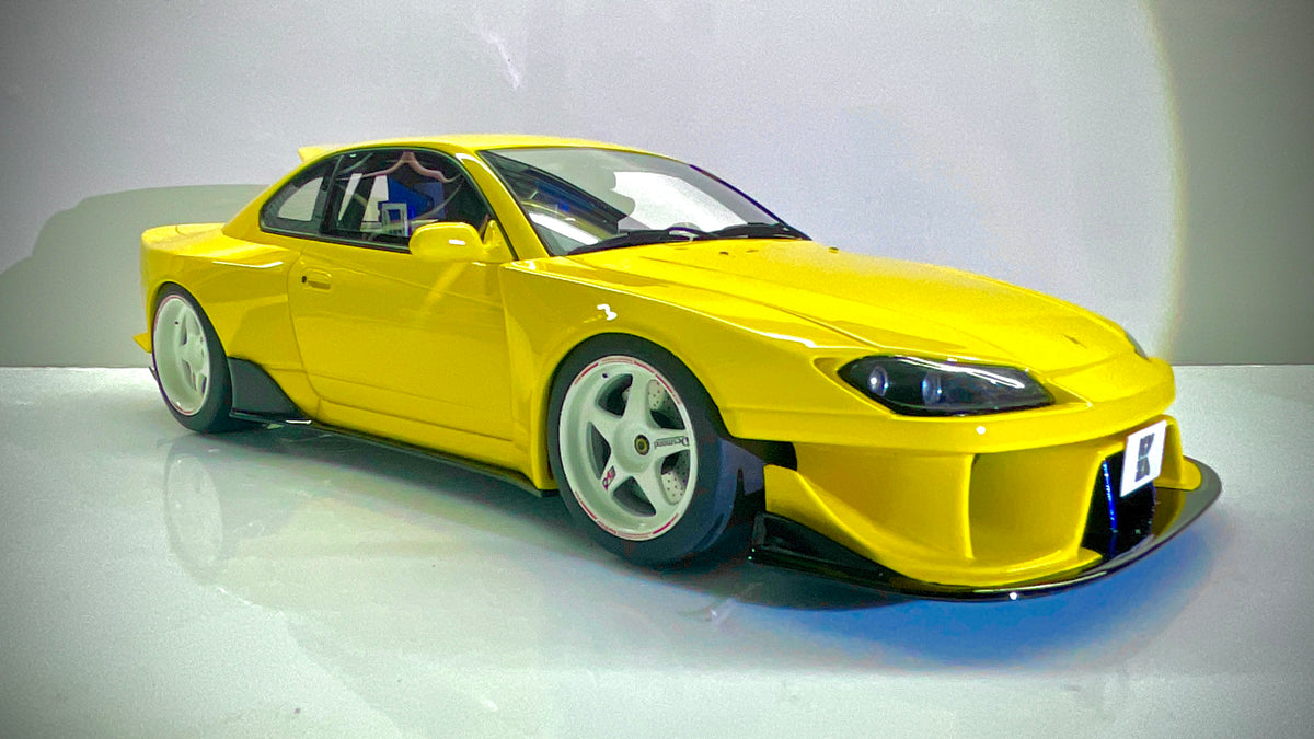  Vista anteriore a tre quarti del modellino Kyosho Nissan Silvia S15 gialla.