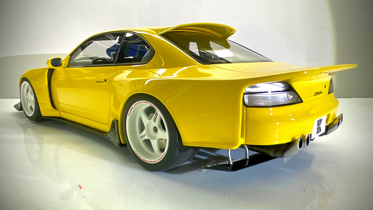 Nissan Silvia S15 Khyzyl Saleem gialla, vista posteriore a tre quarti dal lato opposto.