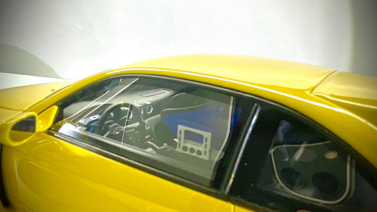  Dettaglio dell’abitacolo della Nissan Silvia S15 gialla visto dal finestrino laterale.