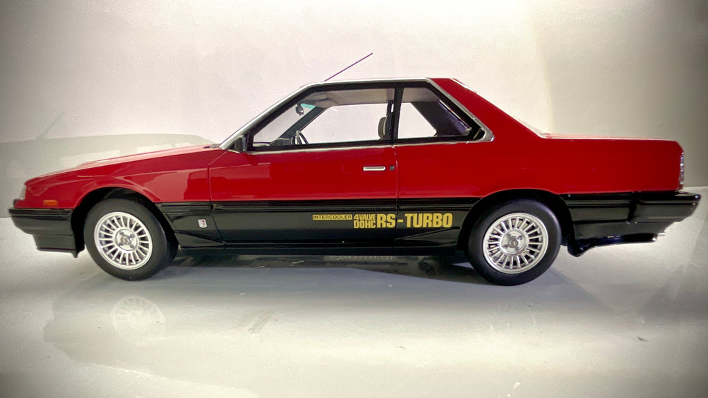 Kyosho Nissan Skyline RS-X rossa e nera 1:18, vista laterale con scritta RS-Turbo sulla fiancata.