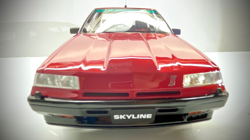 Vista frontale della Kyosho Nissan Skyline RS-X rossa e nera in scala 1:18.
