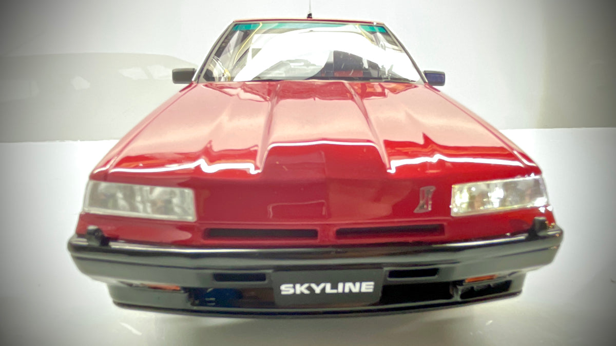 Vista frontale della Kyosho Nissan Skyline RS-X rossa e nera in scala 1:18.