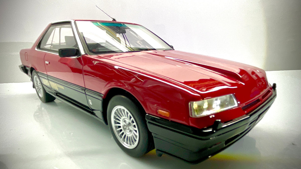 Vista frontale della Kyosho Nissan Skyline RS-X rossa e nera in scala 1:18.