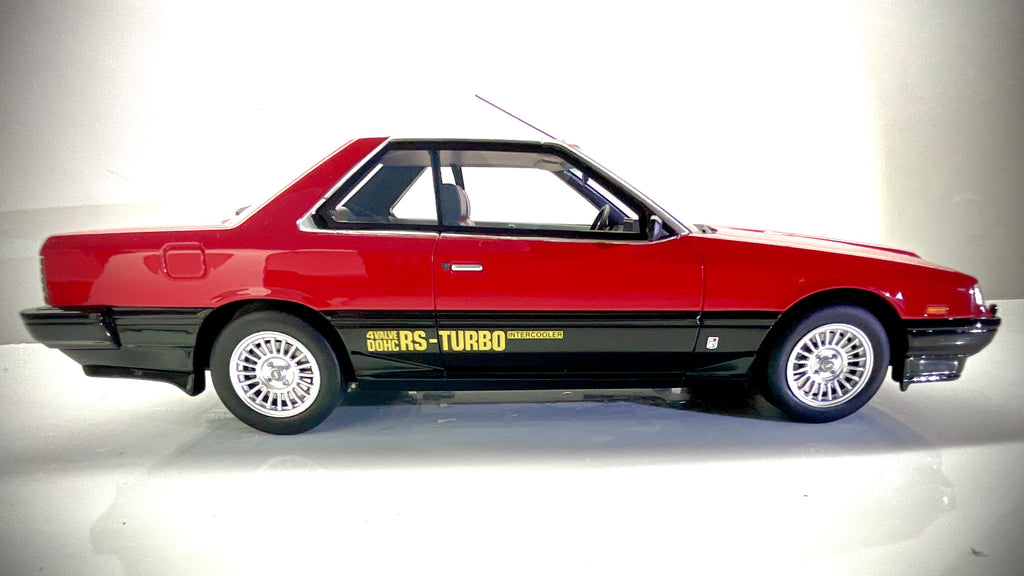 Profilo laterale della Nissan Skyline RS-X Kyosho rossa e nera, con cerchi a raggi.