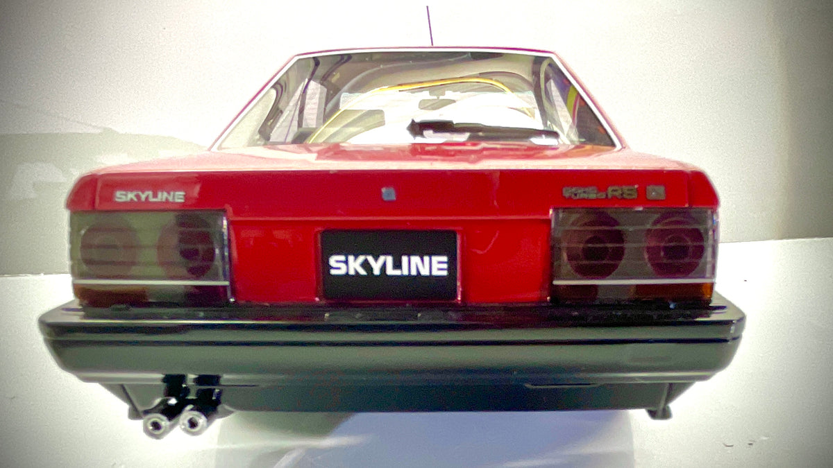 Vista posteriore del modellino Kyosho Nissan Skyline RS-X rossa e nera.