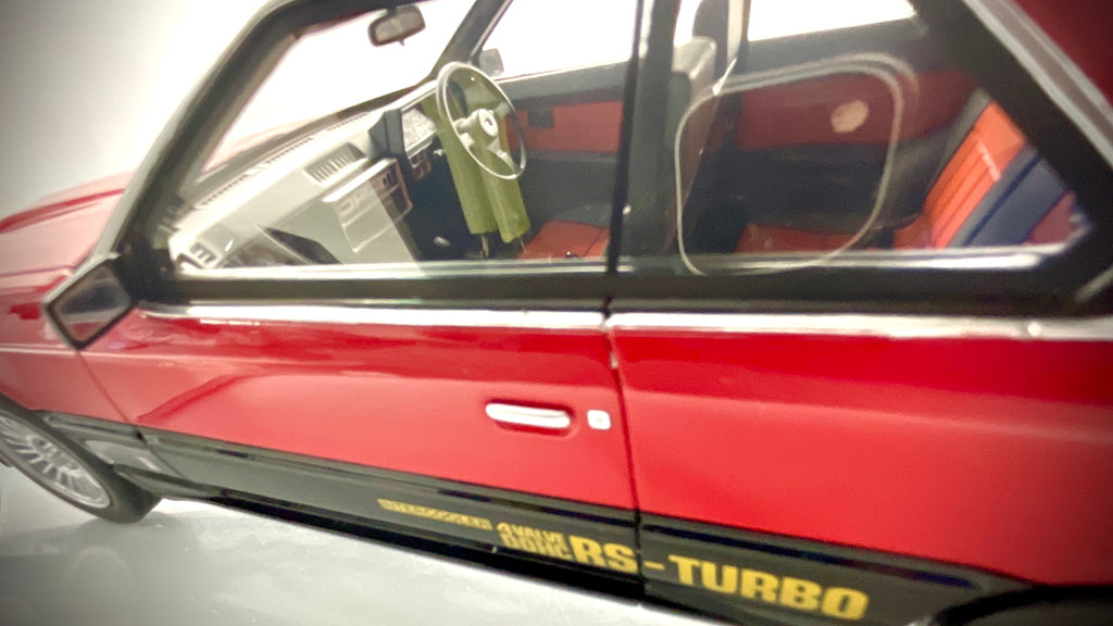 Dettaglio dell’abitacolo e della fiancata con scritta RS-Turbo sulla Kyosho Nissan Skyline RS-X.