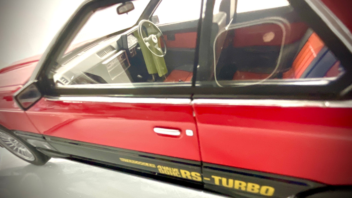 Dettaglio dell’abitacolo e della fiancata con scritta RS-Turbo sulla Kyosho Nissan Skyline RS-X.