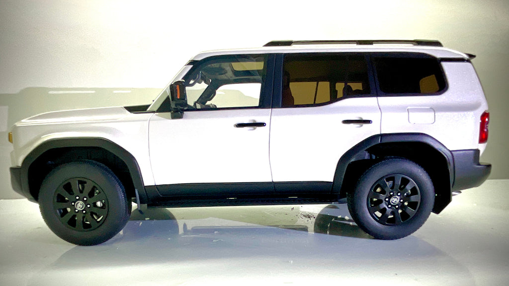  Modellino Kyosho Toyota Land Cruiser 250 ZX bianco, vista laterale.