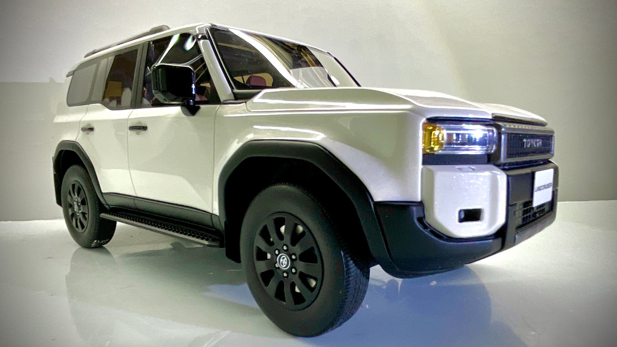 Modellino Kyosho Toyota Land Cruiser 250 ZX bianco, vista anteriore a tre quarti