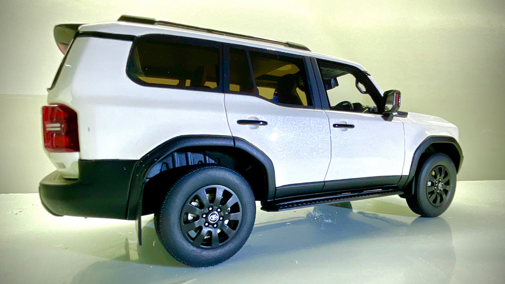 Kyosho Toyota Land Cruiser 250 ZX bianco, vista posteriore a tre quarti.