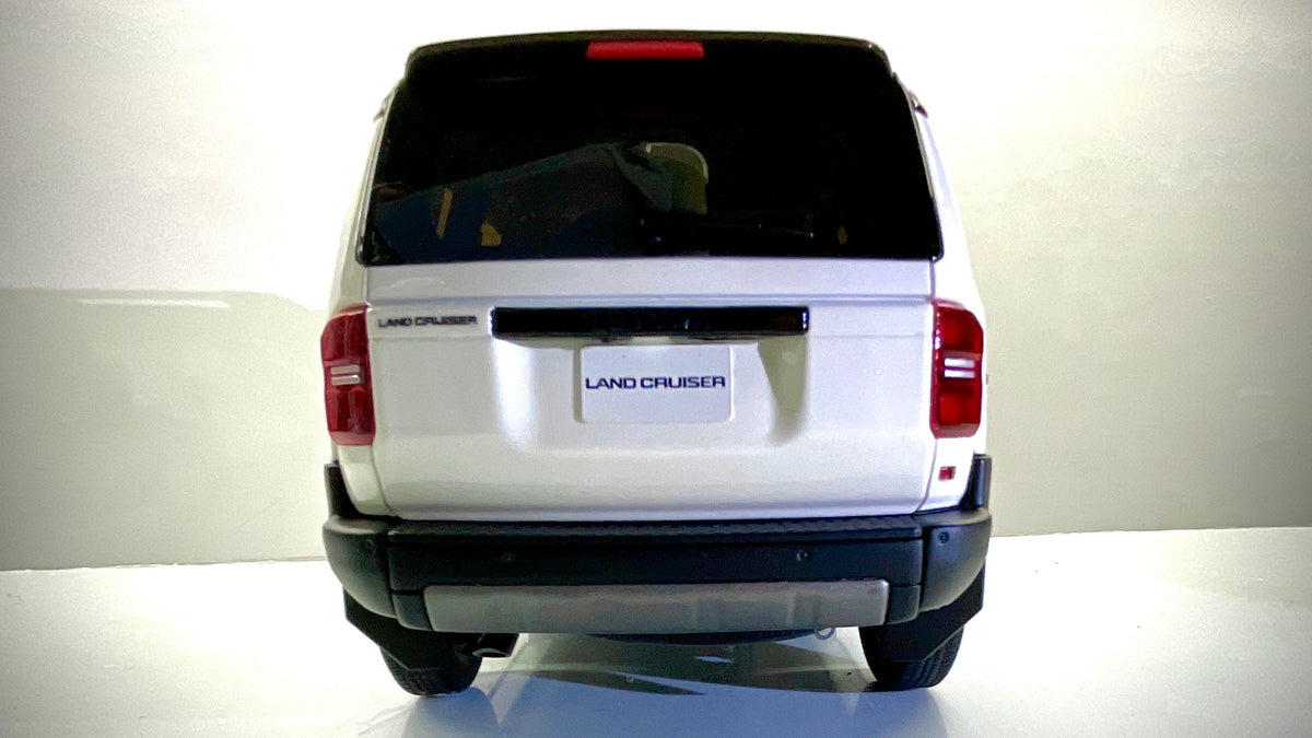  Vista posteriore del modellino Kyosho Toyota Land Cruiser 250 ZX bianco
