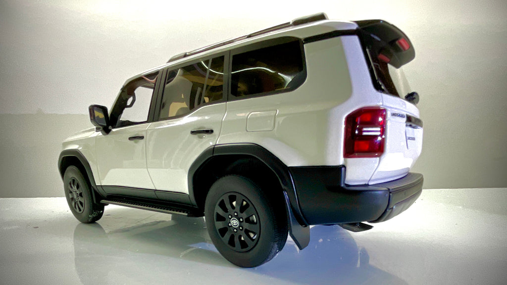  Toyota Land Cruiser 250 ZX Kyosho bianco, vista posteriore a tre quarti dal lato opposto.