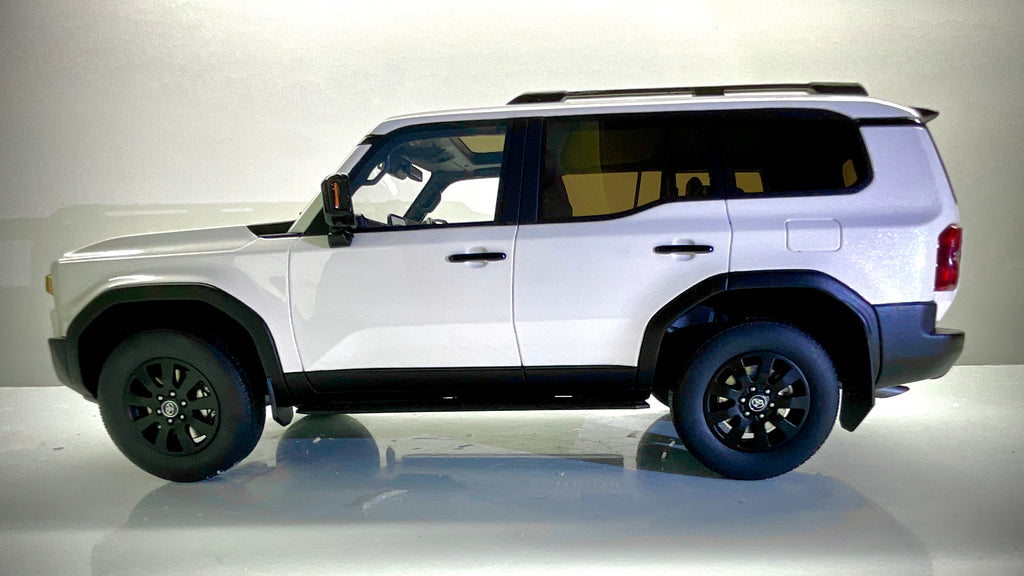 Profilo laterale del modellino Kyosho Toyota Land Cruiser 250 ZX bianco in scala 1:18