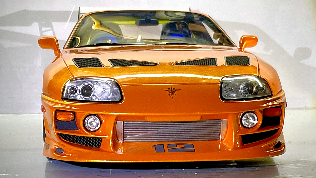 Foto frontale: Toyota Supra Fast & Furious Kyosho 1:12, vista frontale con fari, prese d’aria sul cofano e intercooler nel paraurti