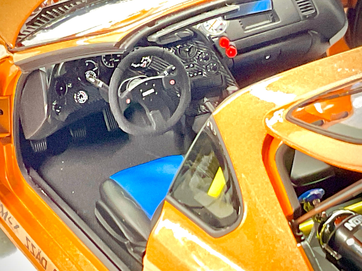 Interni della Toyota Supra Fast & Furious Kyosho, con sedile blu e nero, volante sportivo, cruscotto e cambio.
