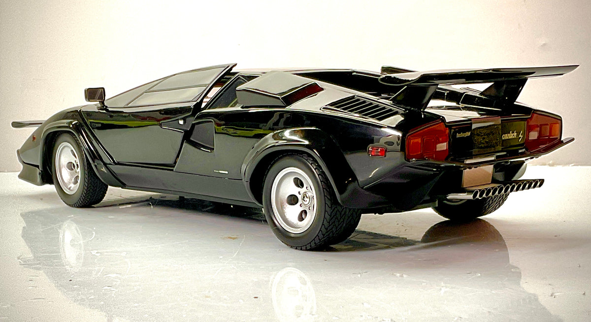 Lamborghini Countach LP 400S nera The Cannonball Run Kyosho, vista posteriore di tre quarti dal lato sinistro con alettone e terminali di scarico.