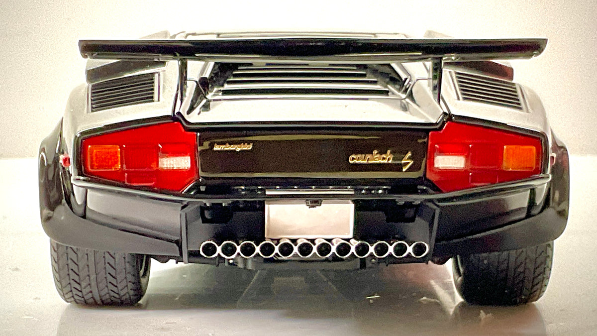 Vista posteriore della Lamborghini Countach LP 400S nera Kyosho, con alettone, fanali e terminali di scarico