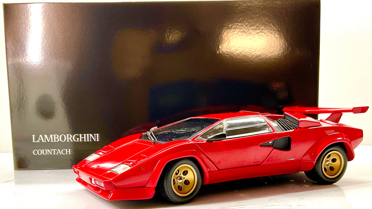 Lamborghini Countach LP 5000 Quattrovalvole Kyosho 08320RBKG rossa con cerchi oro, vista anteriore di tre quarti con scatola.