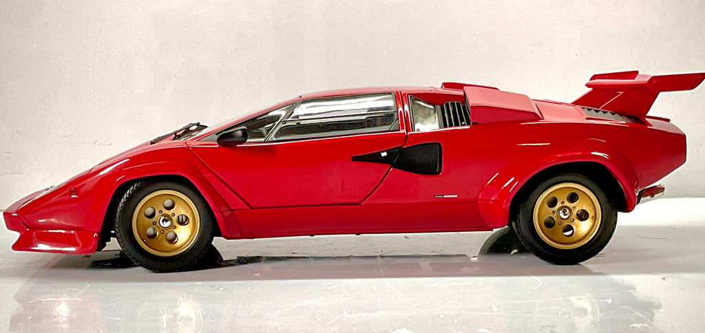 Lamborghini Countach LP 5000 Quattrovalvole Kyosho rossa, profilo sinistro con cerchi oro e alettone posteriore.