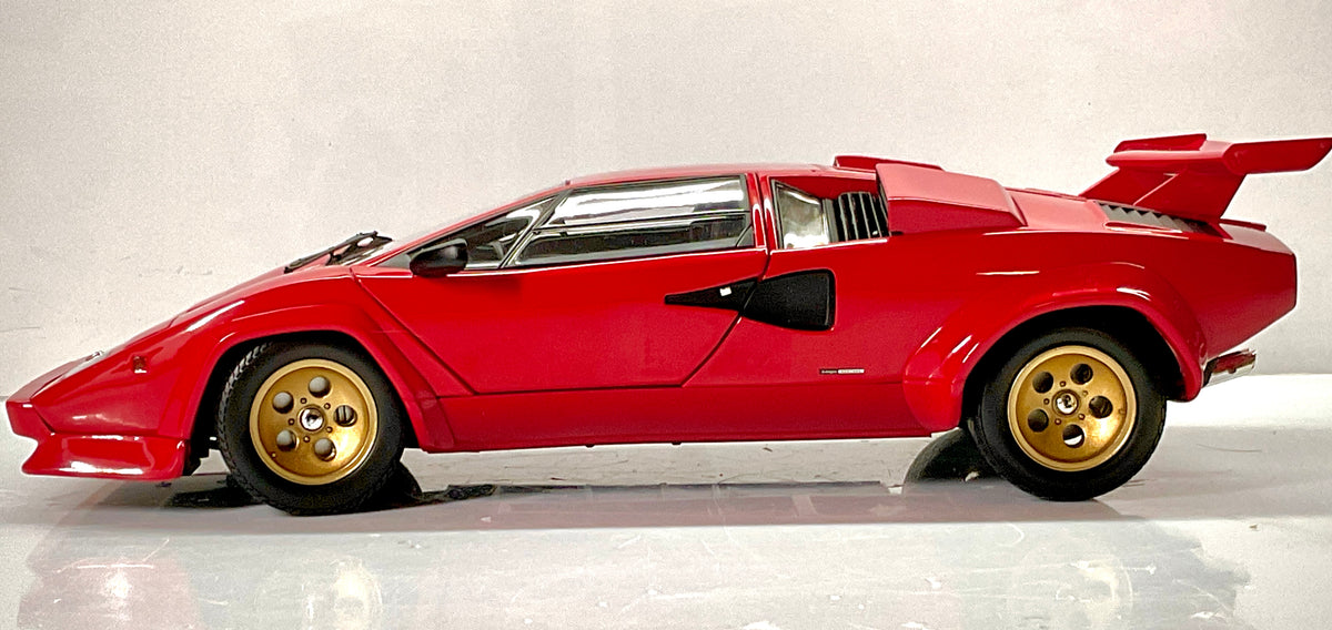 Lamborghini Countach LP 5000 Quattrovalvole Kyosho rossa, profilo sinistro con cerchi oro e alettone posteriore.