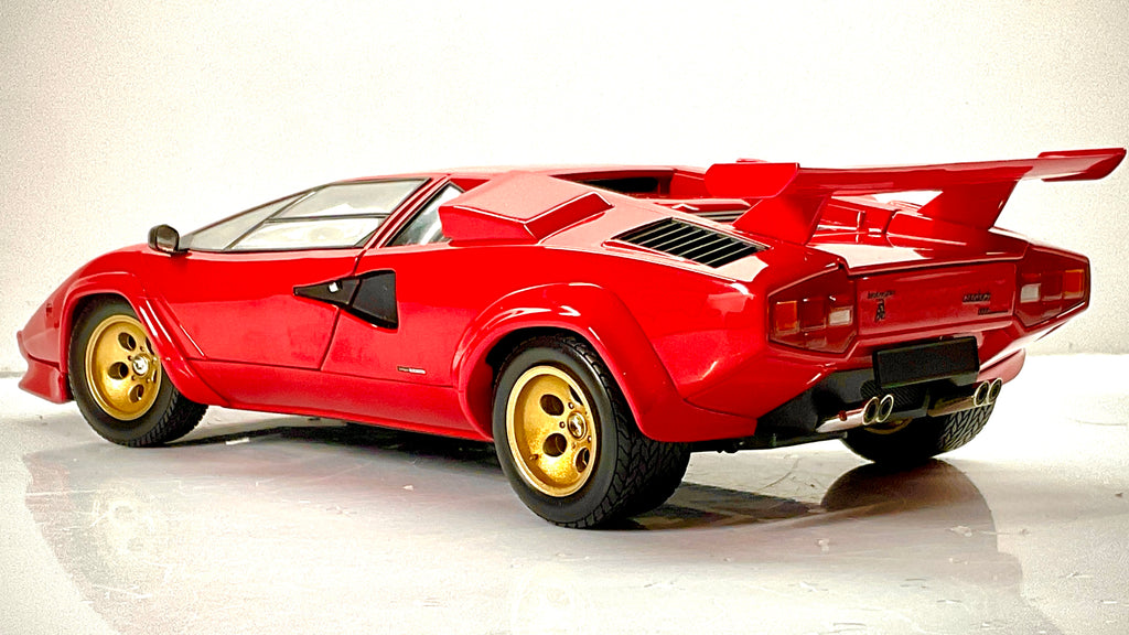 Lamborghini Countach LP 5000 Quattrovalvole Kyosho, vista posteriore di tre quarti con cerchi oro e quattro scarichi
