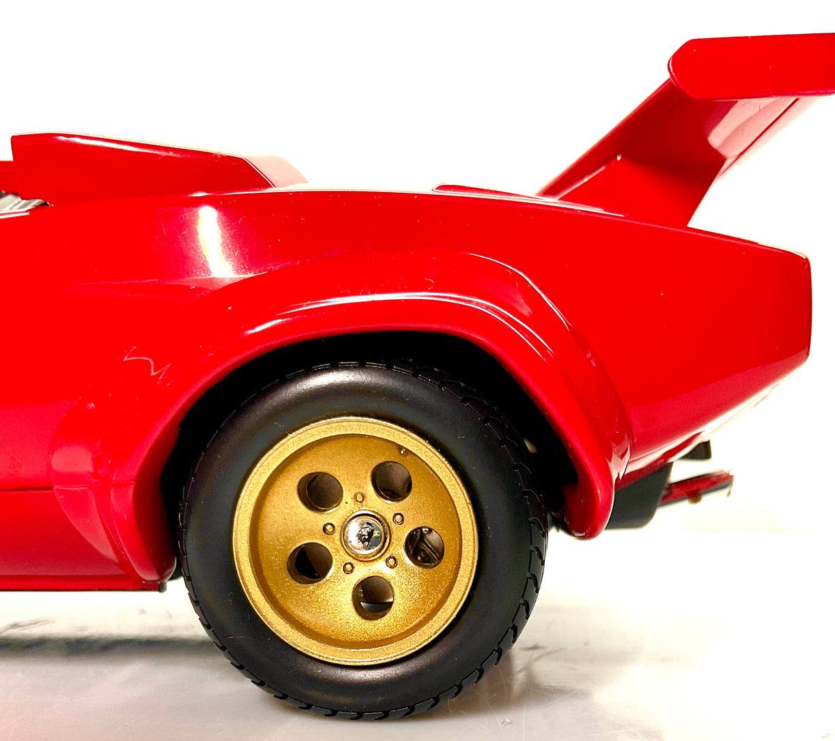 Kyosho 08320RBKG – Lamborghini Countach LP 5000 Quattrovalvole – Rossa con cerchi oro