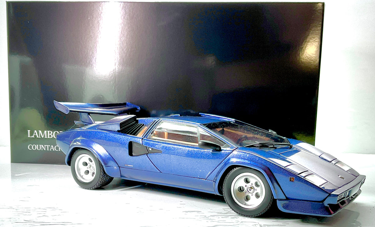 Foto 1: Modellino Kyosho Lamborghini Countach LP 5000 Quattrovalvole blu scuro, vista di tre quarti anteriore con scatola 