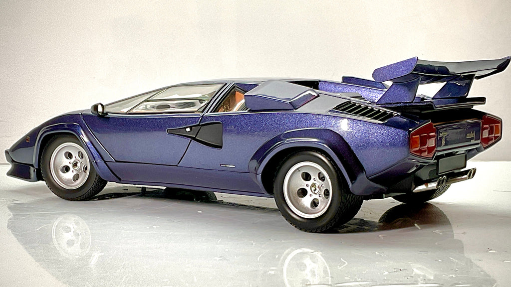  Lamborghini Countach Kyosho blu scuro, vista di tre quarti posteriore con alettone e quattro scarichi.