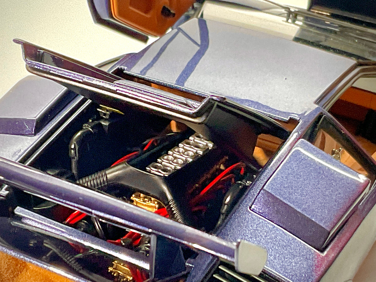  Dettaglio del vano motore della Lamborghini Countach Kyosho blu scuro con cofano posteriore aperto