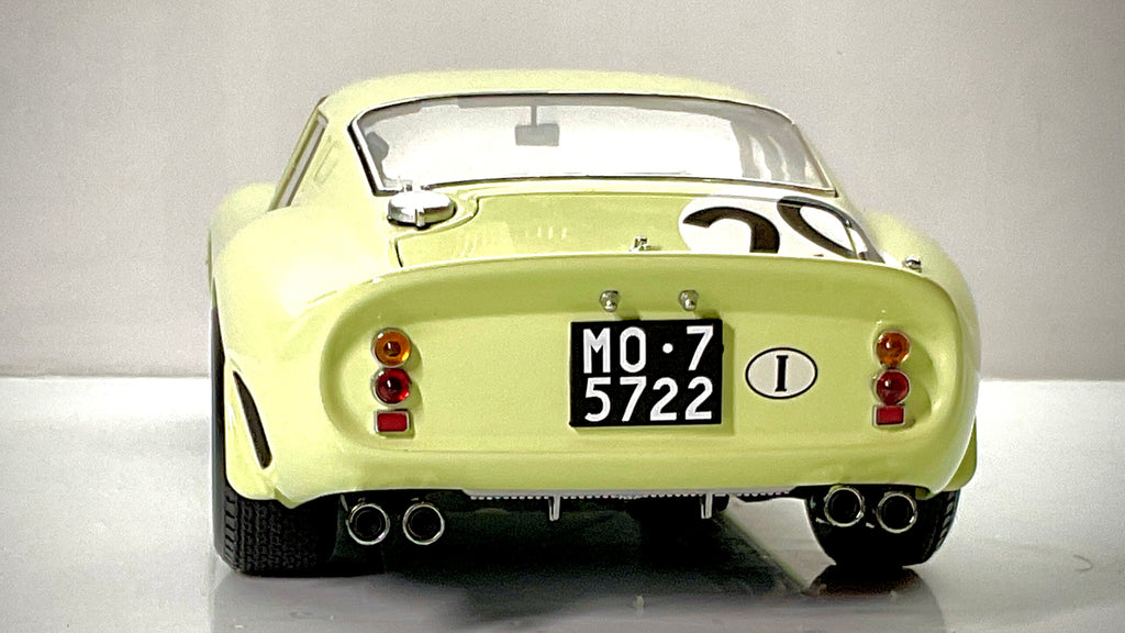 Ferrari 250 GTO Kyosho verde chiaro, vista posteriore con fanali, targa e quattro terminali di scarico.