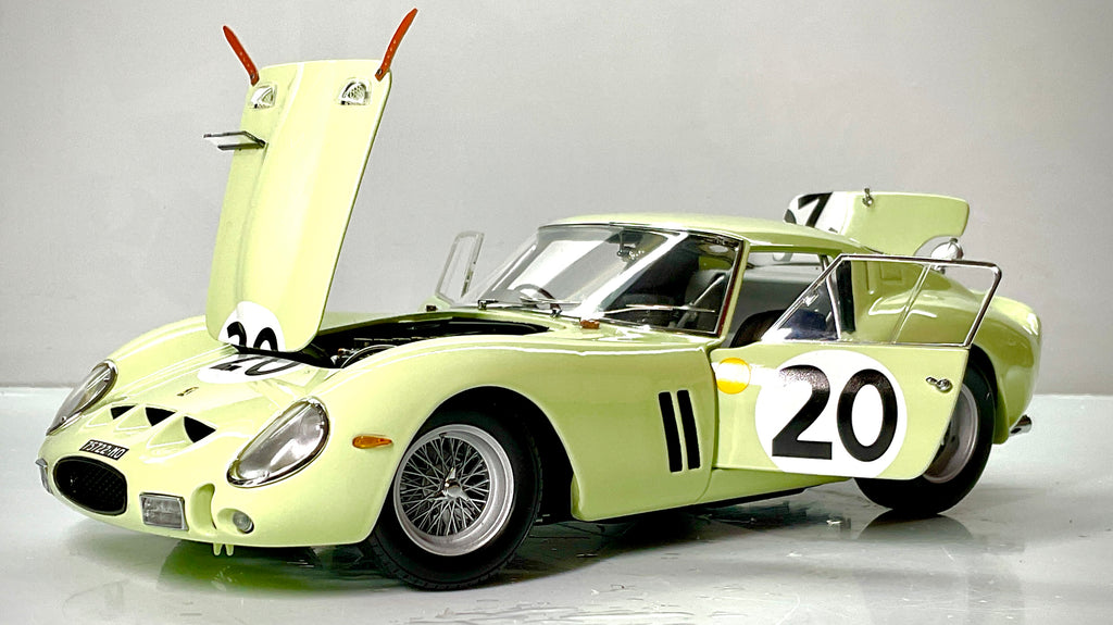 Ferrari 250 GTO #20 Kyosho, vista anteriore di tre quarti con portiera, cofano motore e vano posteriore aperti.