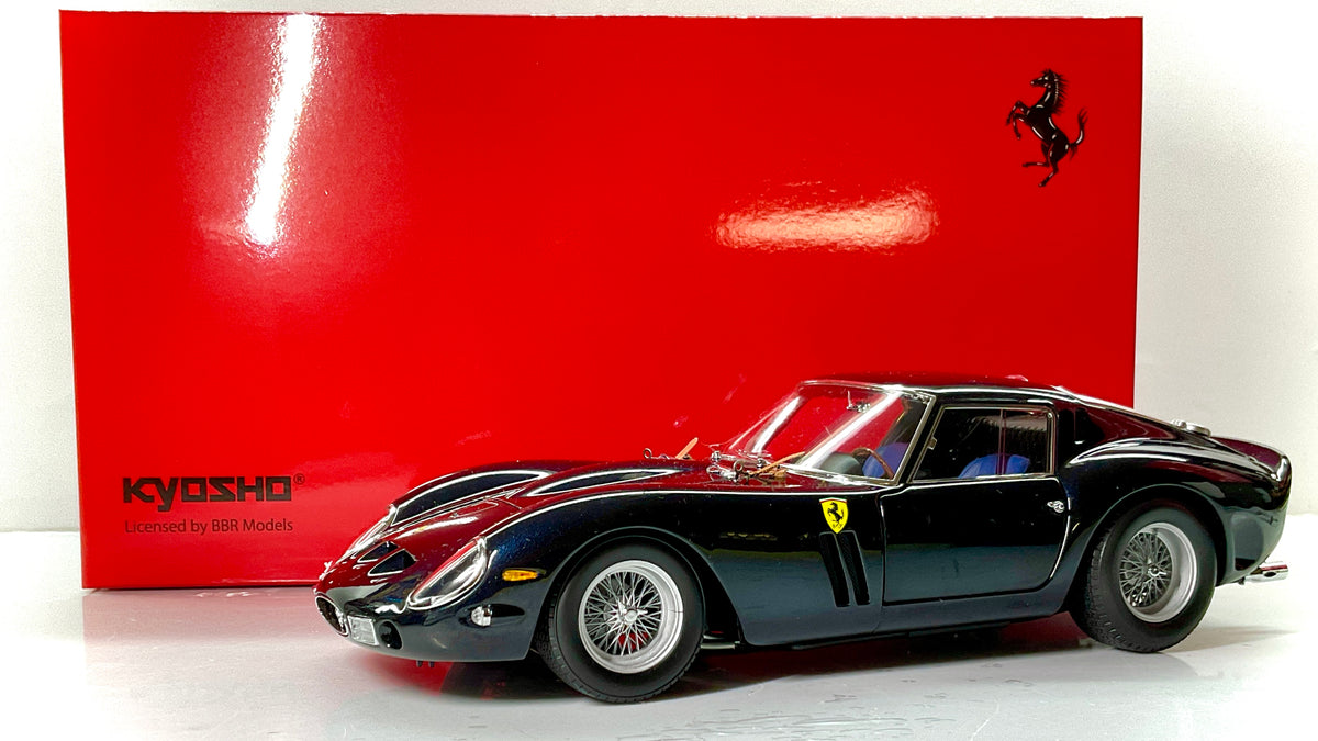 Ferrari 250 GTO blu scuro Kyosho 08438H, vista anteriore di tre quarti con cerchi a raggi e scatola.