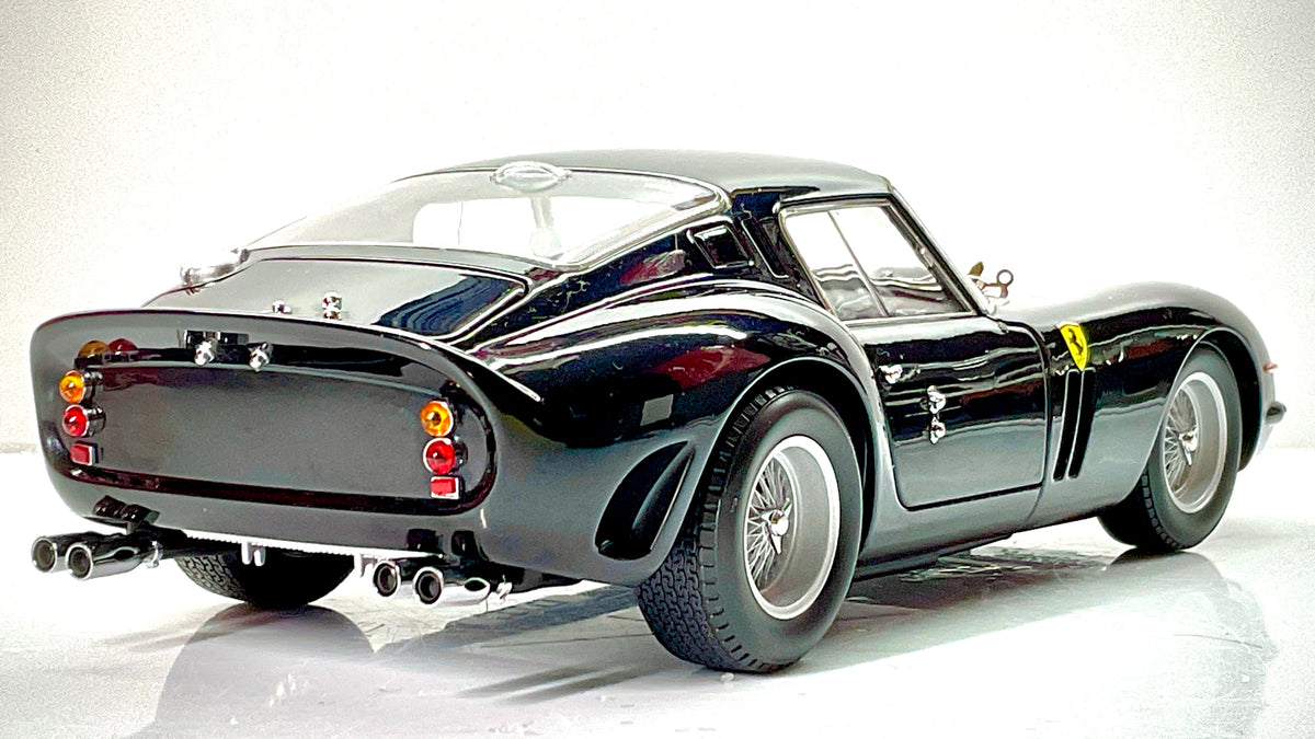 Ferrari 250 GTO blu scuro Kyosho, vista posteriore di tre quarti con cerchi a raggi e quattro terminali di scarico