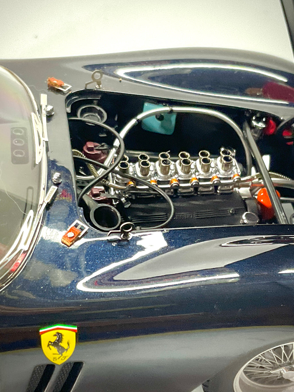 Vano motore della Ferrari 250 GTO Kyosho 08438H, con cofano aperto, tromboncini di aspirazione e tubazioni