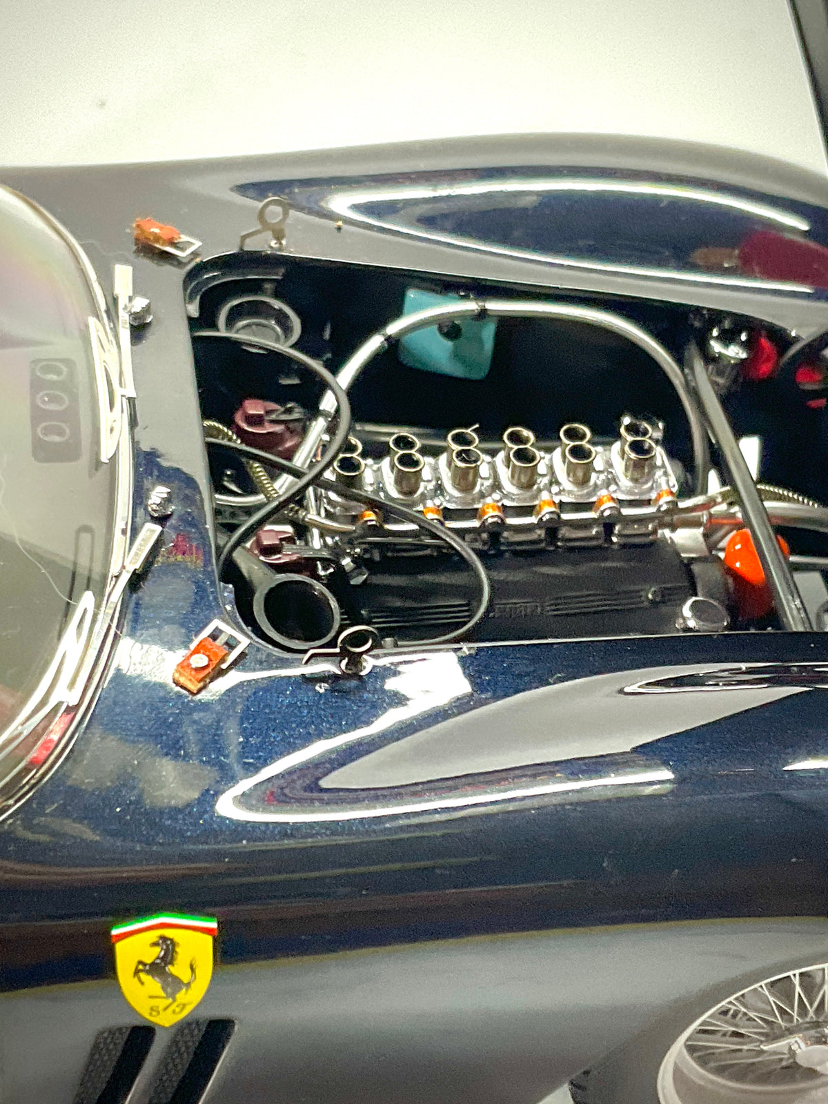 Vano motore della Ferrari 250 GTO Kyosho 08438H, con cofano aperto, tromboncini di aspirazione e tubazioni