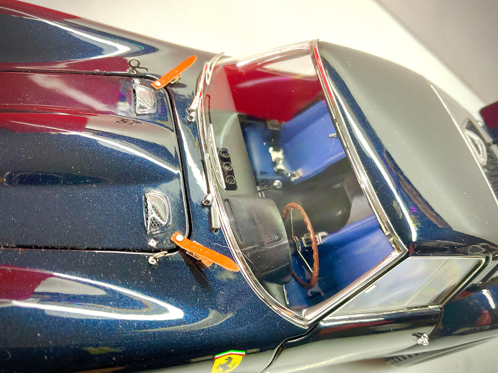 Ferrari 250 GTO blu scuro Kyosho, dettaglio dall’alto del parabrezza, dei tergicristalli ,dei sedili blu e delle cinghie ferma cofano in pelle.